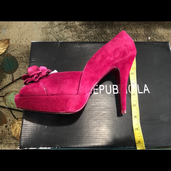 Fuchsia (non-vegan) suede, platform heel!!💗💗💗 - Picture 4 of 8